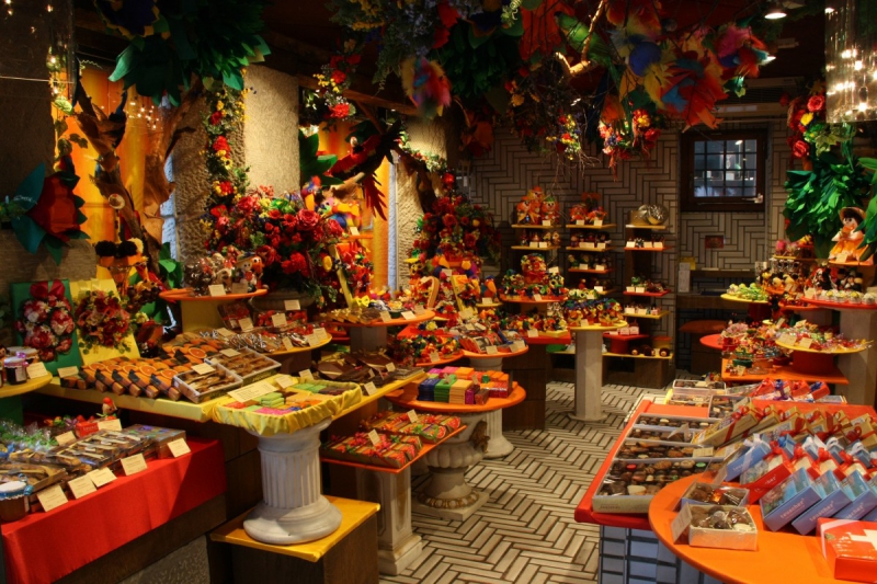 vente-VIDAUBAN-min_candy_store_chocolate_shop_chocolate_switzerland-393515